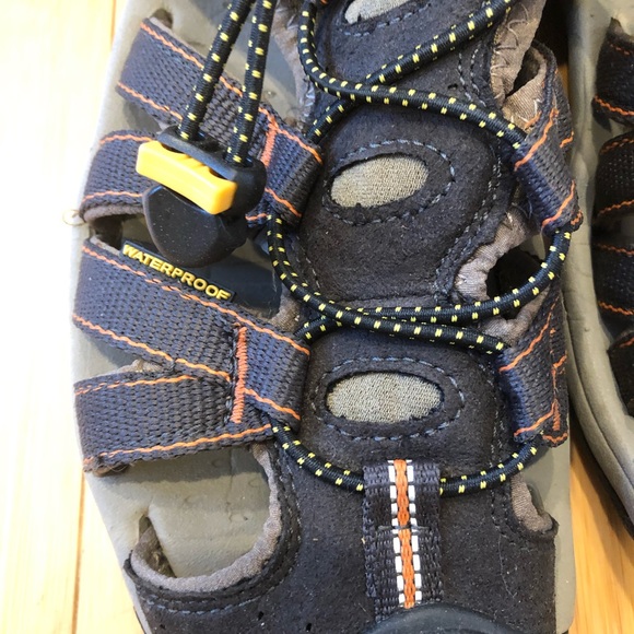 🎉Host Pick🎉Like-New Keen Kanyon Trail BLK/ORANGE Waterproof Sandals - Picture 2 of 8